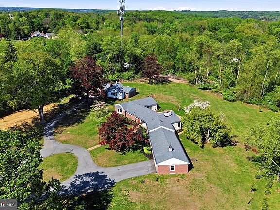 4th image of 110 Ponds Edge Dr