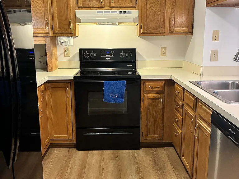 560 Executive Blvd — Photo 11
