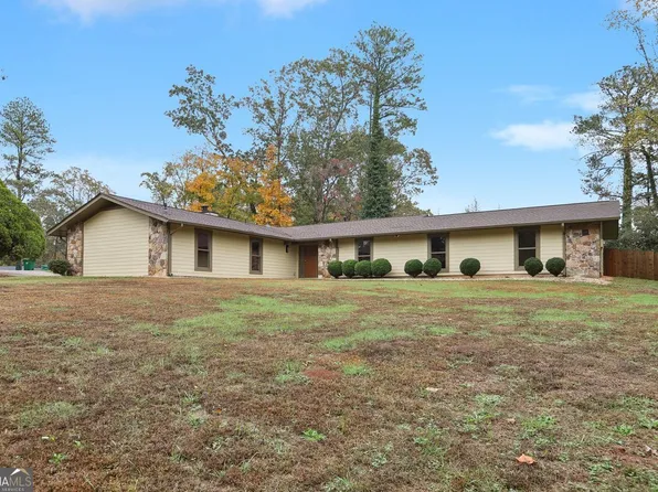 5209 Greenpoint Dr, Stone Mountain, GA 30088