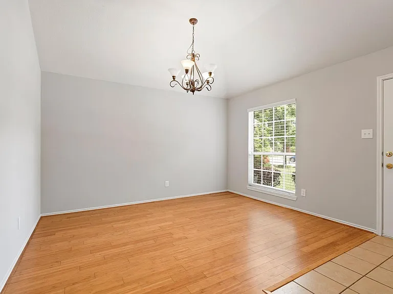 1534 Sleepy Hollow Dr — Photo 3
