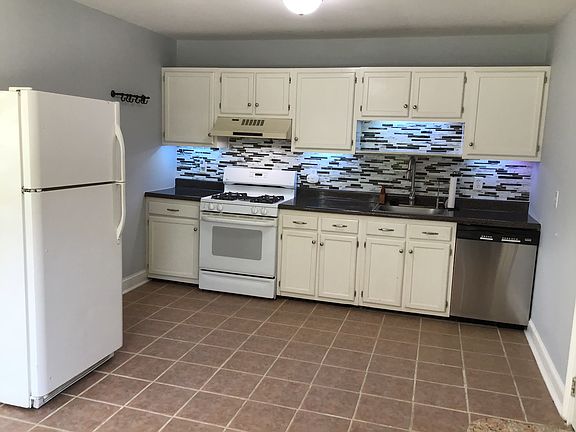 3rd image of 109 Kadlubeck Way