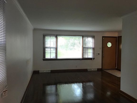 3rd image of 9949 Gloucester Dr
