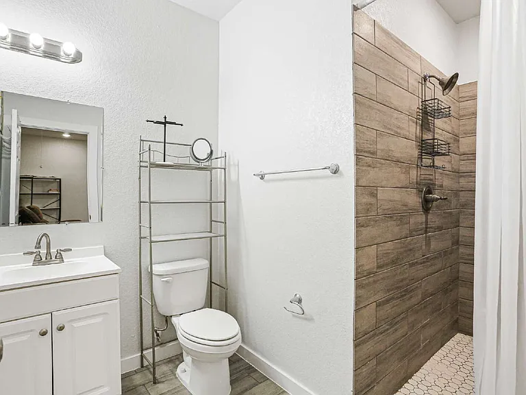 4 Oak Plz — Photo 23