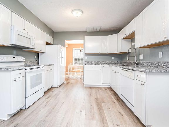 3rd image of 41 Applewood Dr #41