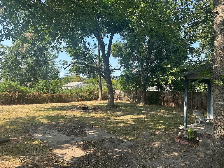 404 E Oak St — Photo 7