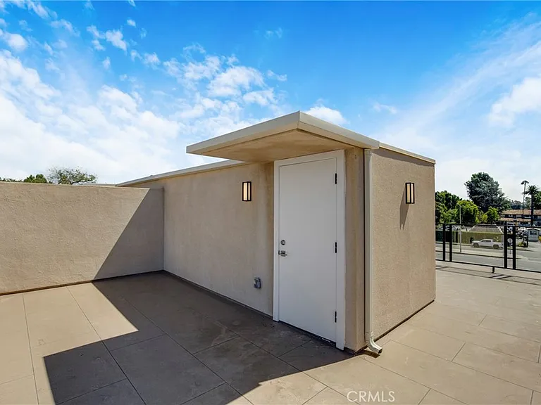 4853 Woodman Ave — Photo 28
