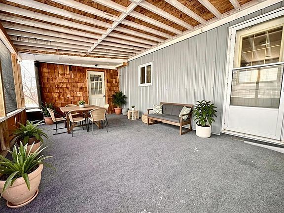 3rd image of 613 W Iris St