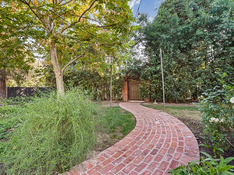 23057 Sylvan St — Photo 28
