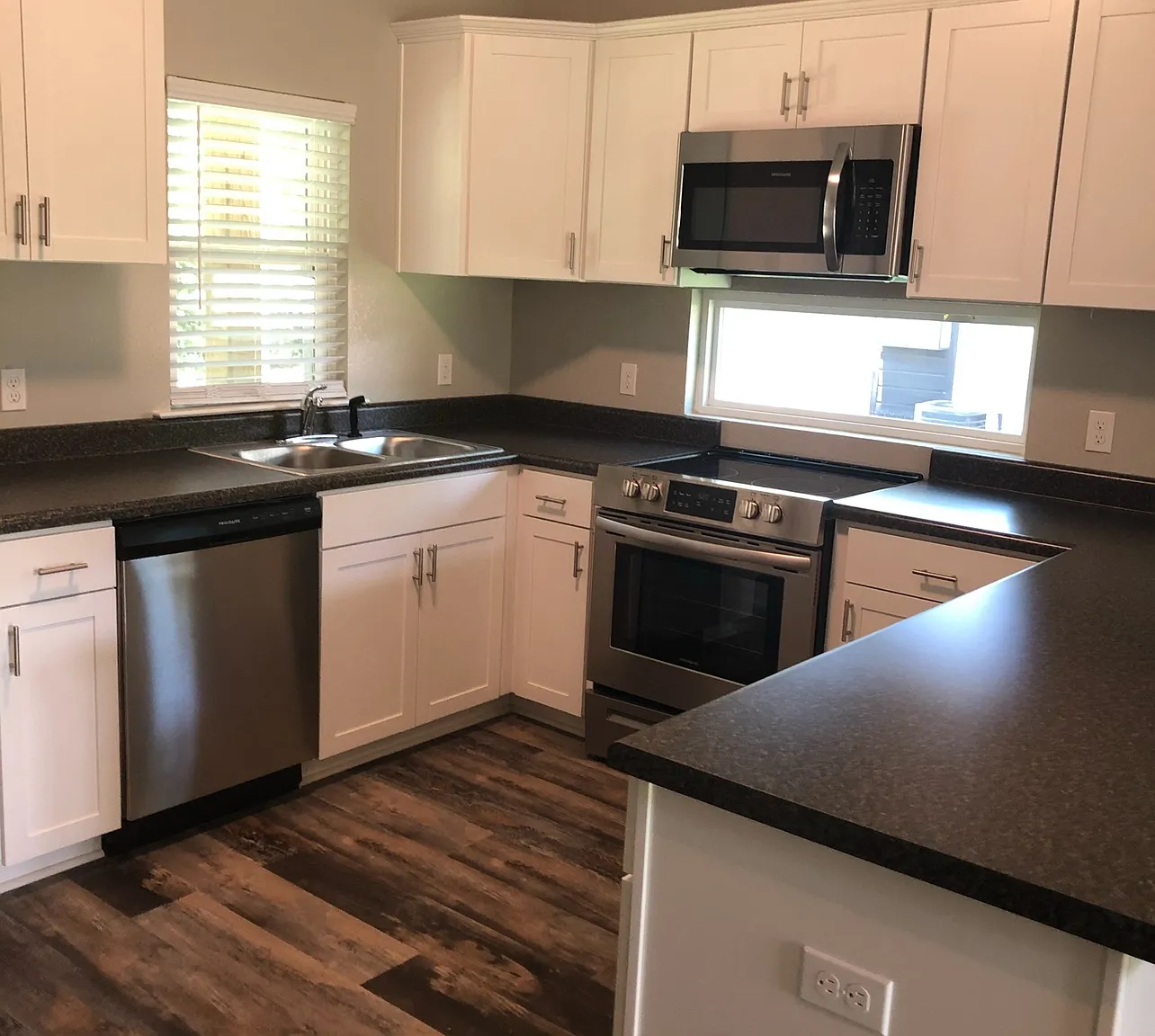 2 bed, 950 sqft, $1,420 — Photo 3
