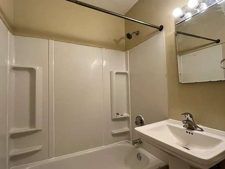 2223 E Vollmer Ave — Photo 5