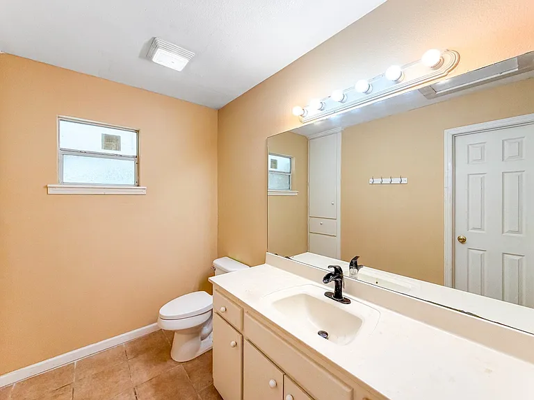 1113 S Vermont Ave — Photo 10