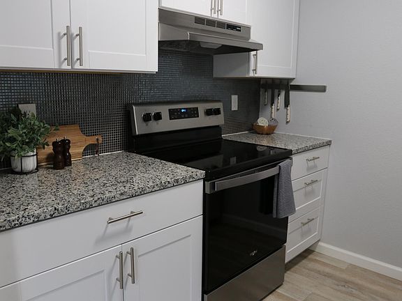 NEW shaker-style cabinets with stainless steel handles! Plus a bonus knife/utensil display.