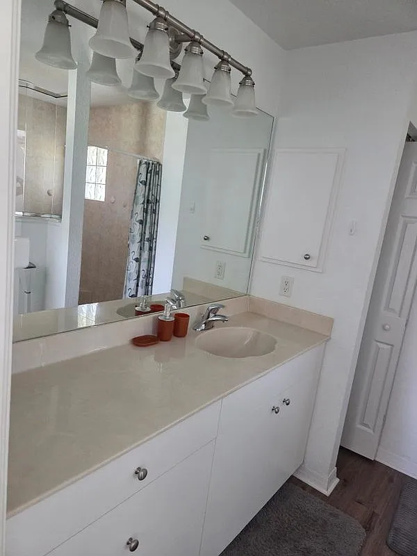 3 bed, 2.0 bath, 1556 sqft, $2,000 — Photo 3