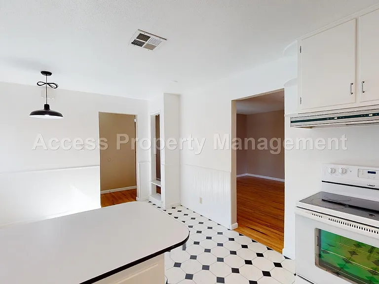 1002 Phelps Ave — Photo 8