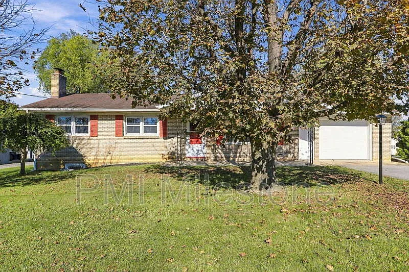 4 bed, 1.5 bath, 1851 sqft, $1,994 — Photo 3