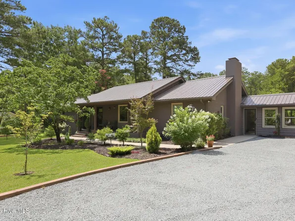 9 Lakewood Court, Whispering Pines, NC 28327