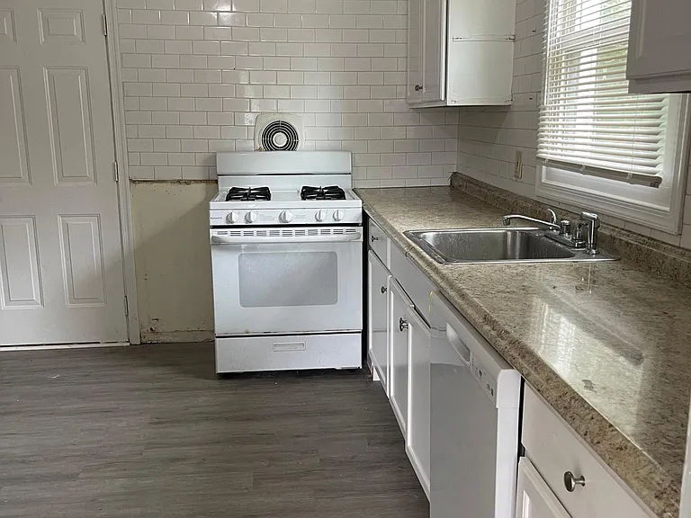 246 N Dennis Dr — Photo 12