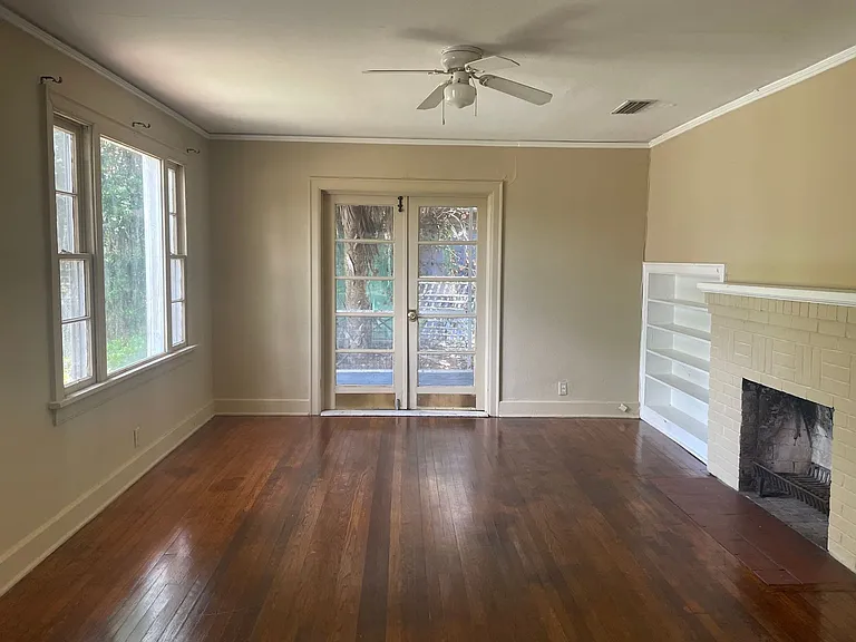 1211 N Oak St — Photo 4