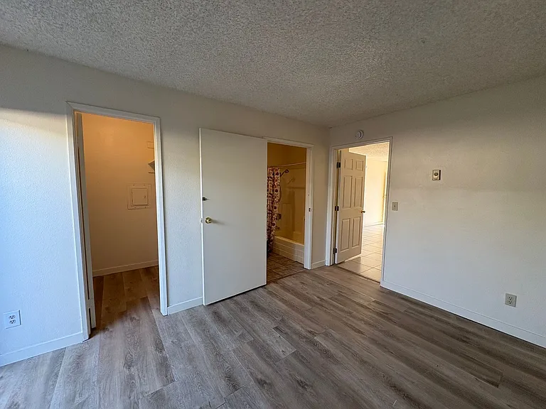 3404 Helix St — Photo 7