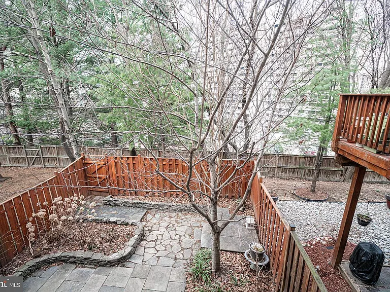 437 Clayton Ln — Photo 25