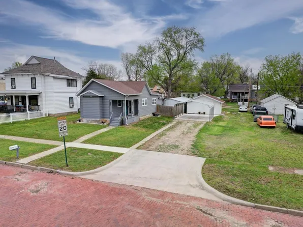 706 S B St, Arkansas City, KS 67005