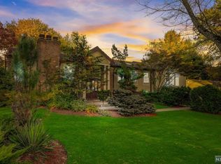 22 Chimney Ridge Ct, Washington Township, NJ 07676
