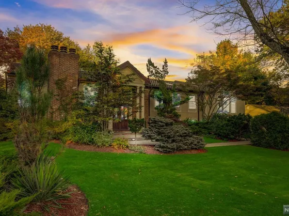 22 Chimney Ridge Ct, Washington Township, NJ 07676