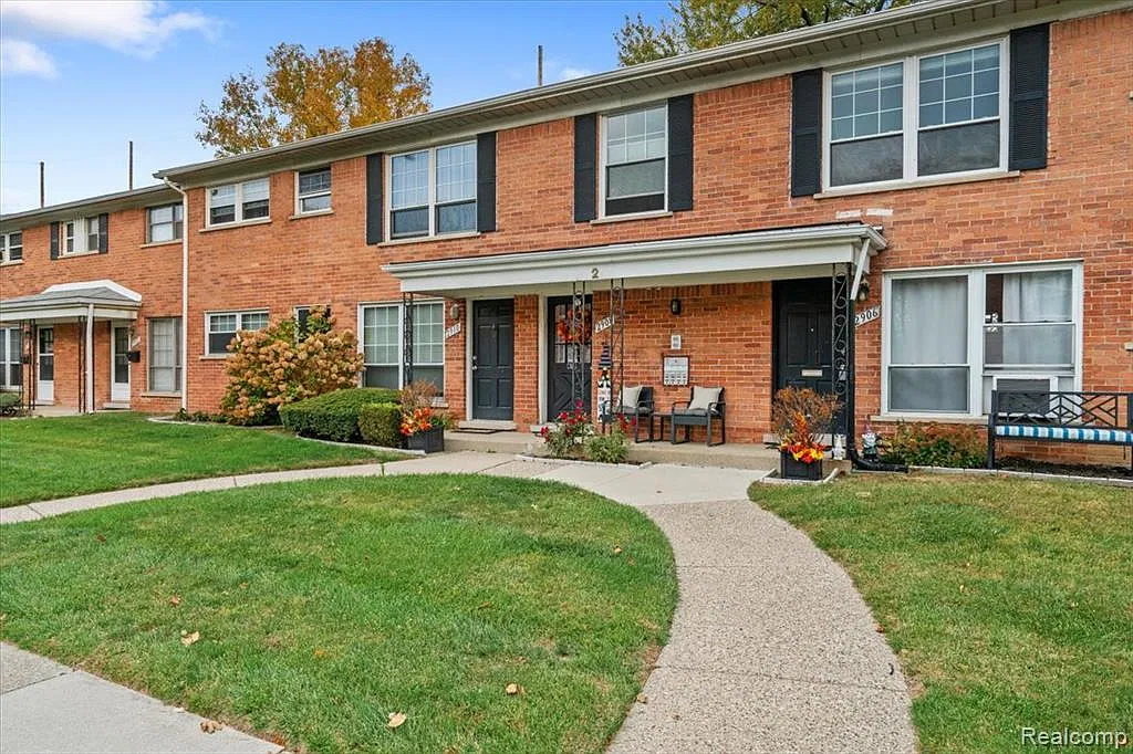 2 bed, 1.0 bath, 688 sqft, $1,250 — Photo 2