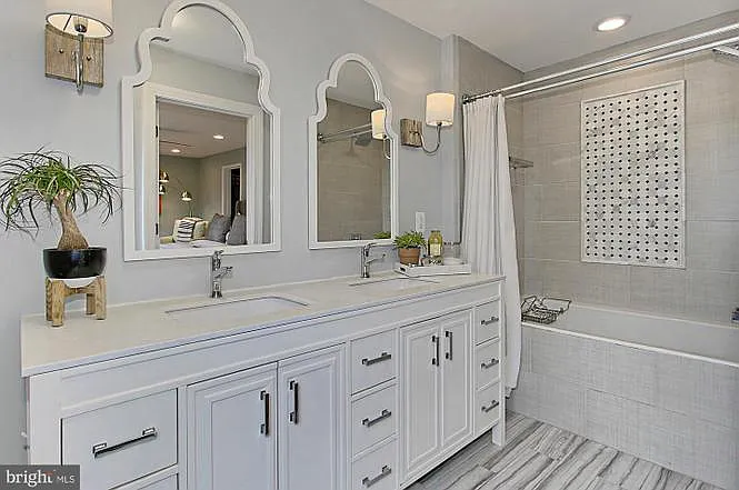 Main Suite bathroom