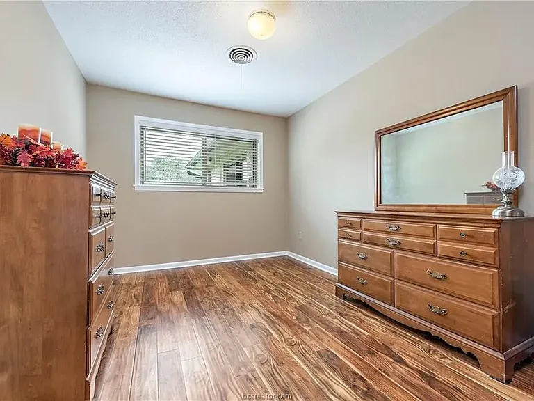 1210 Haines Dr — Photo 7