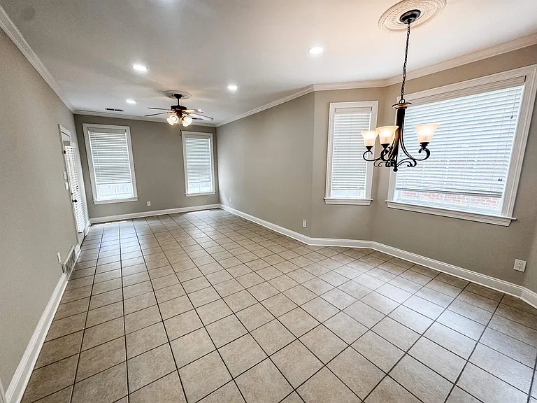 621 Covington Walk Ln S — Photo 4