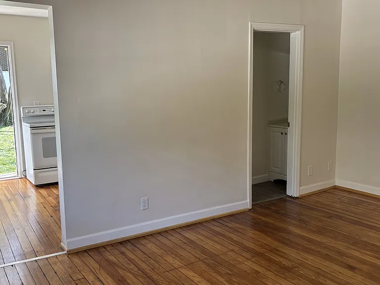 330 Lilienthal St — Photo 9