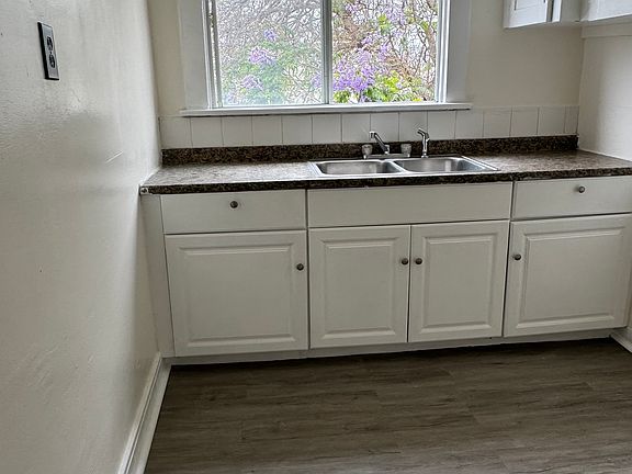 2nd image of 429 W Cowles St