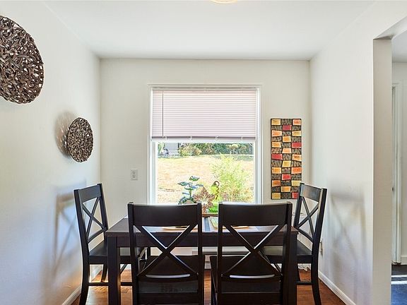 Dining room.