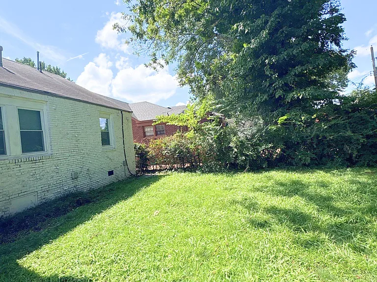 859 Biggs St — Photo 17