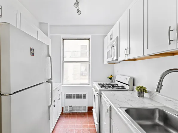 12 Beekman Place image 5 of 7