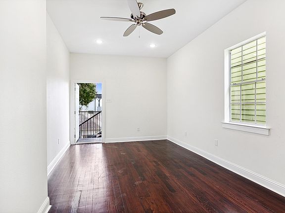 Living room/entry