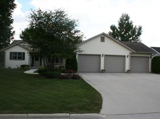 1615 Hedgestone Ln, Howards Grove, WI 53083