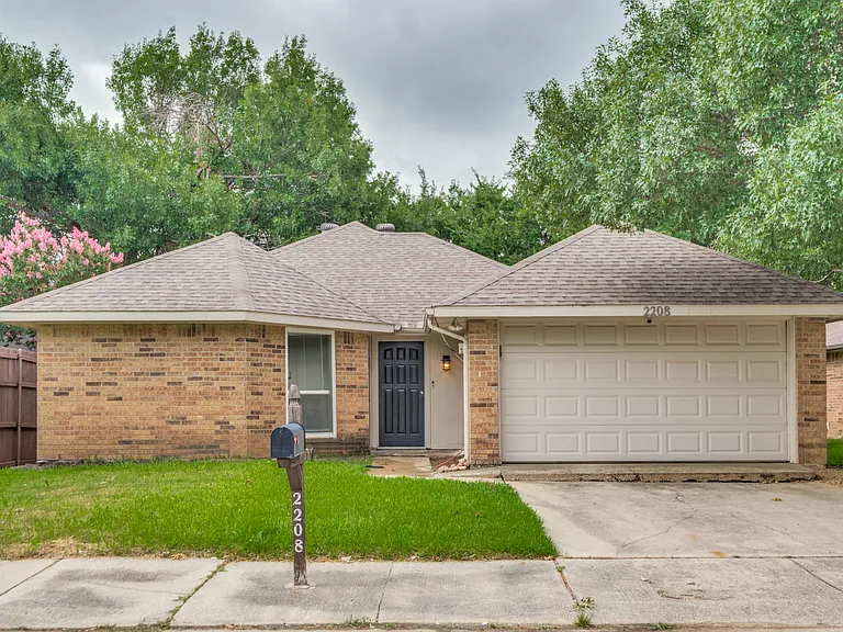 2208 Placid Dr — Photo 1