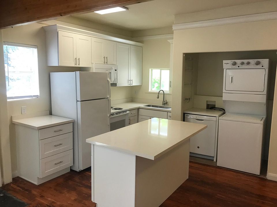 Kitchen with all appliances