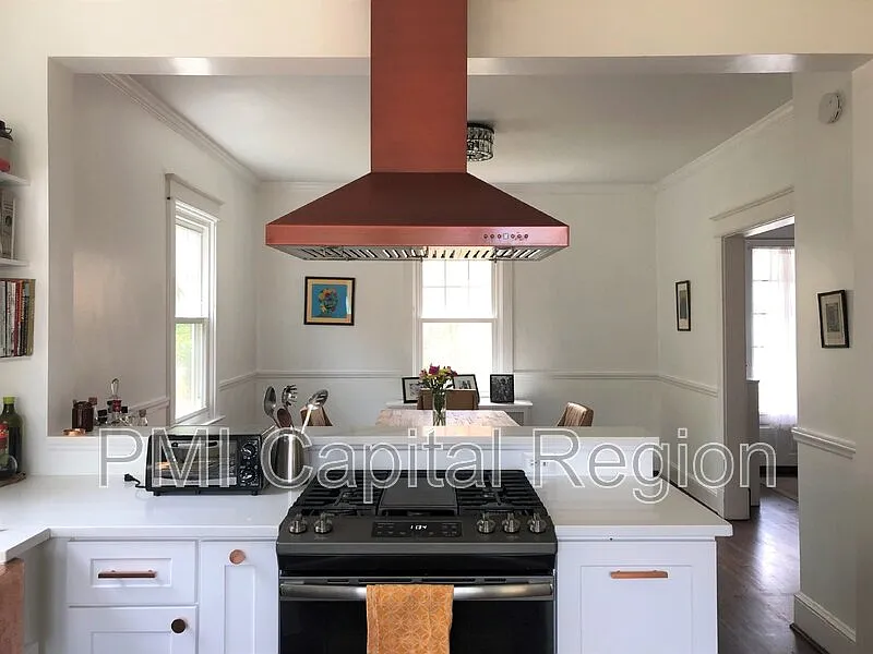 4 bed, 3.5 bath, 2677 sqft, $6,440 — Photo 4