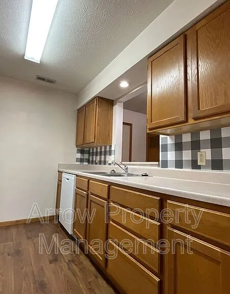 1660 Swanson Dr — Photo 3