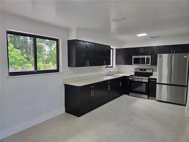 3 bed, 2.0 bath, 1430 sqft, $3,650 — Photo 4