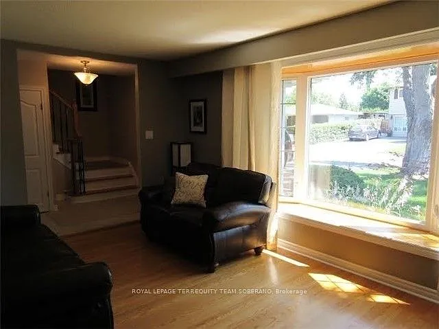 54 Roberts Cres — Photo 8