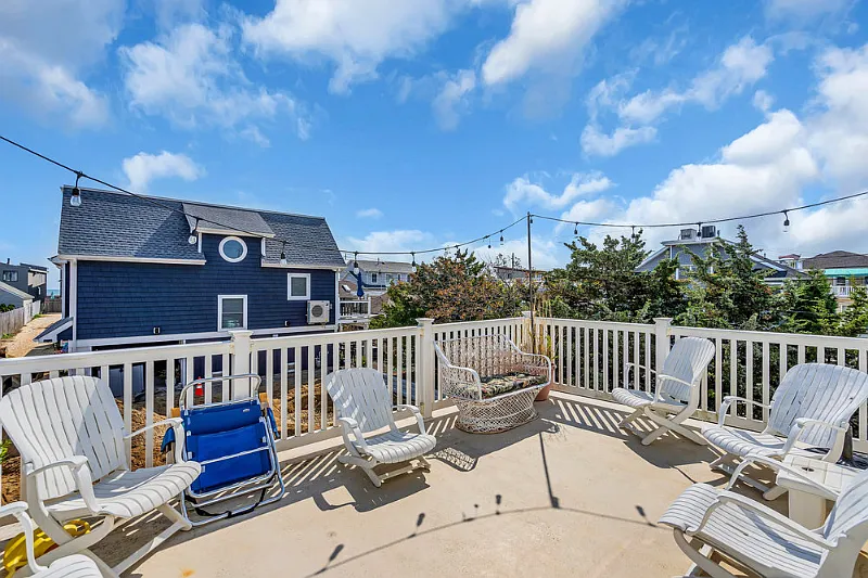 Winter Rental Through April - Ocean Ave ! - 3BR - 1BA - Parking Included — Photo 3