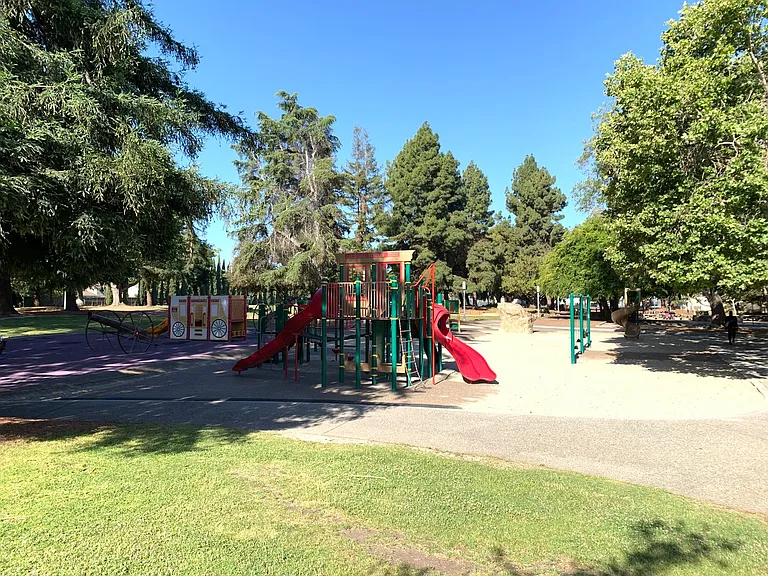 764 Starbush Dr — Photo 25
