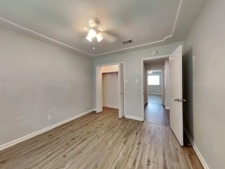 549 Park Center Blvd — Photo 15
