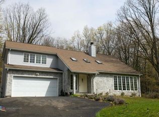 1255 N Rocky Mountain Dr, Effort, PA 18330
