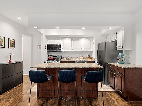4th image of 309 W 83rd St #C