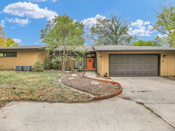 1010 Parkview Dr, Mahomet, IL 61853